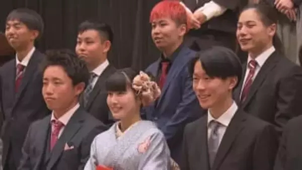 荒天で船が欠航…1日遅れの開催に 愛媛の離島で「はたちの集い」12人が旧友と再会