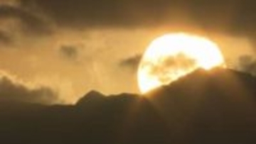 「朝日がきれいに出てくれて良かったです」元日の松山城　初日の出を見ようと夜明け前からたくさんの人が詰めかける【愛媛】