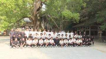 【J2・FC今治】新シーズンのチームの運勢は？モウレロ新監督がおみくじを… 大三島・大山祇神社で必勝祈願祭