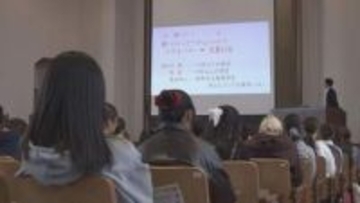 大学で警察が新入生に講和、自転車の青切符制度や特殊詐欺への注意呼びかけ