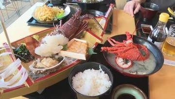 シルバーウィークの愛媛スケッチ②１万円の「舟膳」も！敬老の日に３世代でイセエビに舌鼓「美味しそうだったので奮発して」レストランは２時間待ち