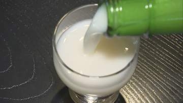 早くも新酒の季節　高温の日が続き温度管理には苦労　松山市の酒造メーカーで「にごり酒」瓶詰め作業始まる【愛媛】