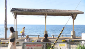 ホームの向こうに広がる伊予灘の絶景「JR下灘駅」、愛媛の“沈む夕日が立ち止まる町”へ