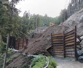 松山の県道で土砂崩れ 降り始めから60.5ミリの雨【愛媛】