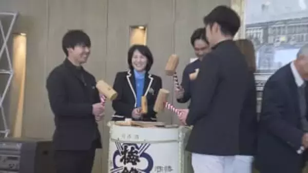 エリエールゴルフクラブ松山で鏡開き 河本力選手ら愛媛出身プロゴルファーがファンと交流【愛媛】