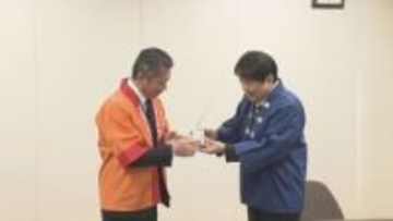 農作業の相棒に 南海放送がJAえひめ中央に「ワイドFМ対応ラジオ」を贈呈