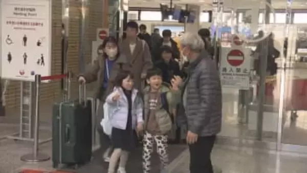 「こんにちは！」松山空港で笑顔の再会　帰省ラッシュ本格化の空港では松山市が紅まどんなを配ってふるさと納税PR【愛媛】