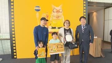来場者が1万人を突破！　「金曜ロードショーとジブリ展」　記念品を贈呈【愛媛】