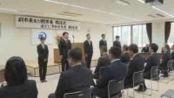 「この町に恩返し」財政難の西予市で新任式、8人の若者が決意新たに【愛媛】