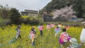 菜の花畑で工作しよう！子どもたちが自由な発想で“ちょうちょ”に変身、春を大満喫
