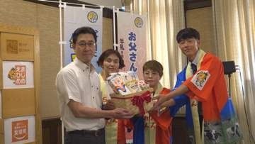 父の日に牛乳（ちち）を贈ろう！酪農家が県庁訪問、県産牛乳や乳製品をPR【愛媛】