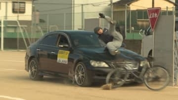 「交通ルールを守って行動したい」スタントマンが自転車の死亡事故につながった事故現場を再現 自転車交通安全教室【愛媛】