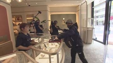下見活動を見破れ　松山市の高級腕時計取扱店で強盗防犯訓練