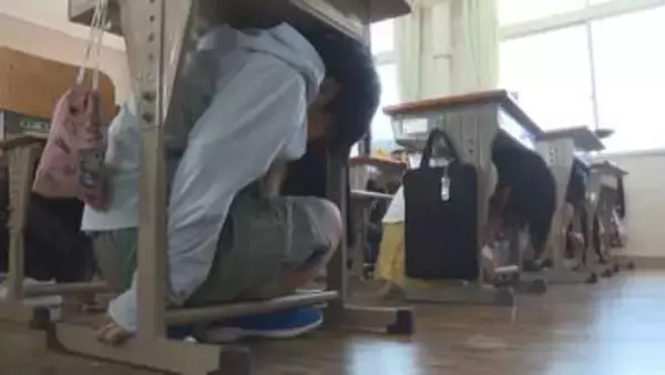 三陸沖の地震から一夜、巨大地震に備え 小学校で避難訓練 愛媛・宇和島市