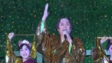 松平健さんが「マツケンサンバII」にあわせ「いきます！オレ！」高さ23mのツリーがゴールドに輝く【四国最大級イルミネーション】