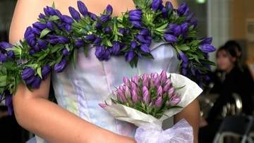 リンドウの生花を使ったドレスとは　市の特産品を使って地域を元気にする新たなブランディングに地域で挑戦【岡山】