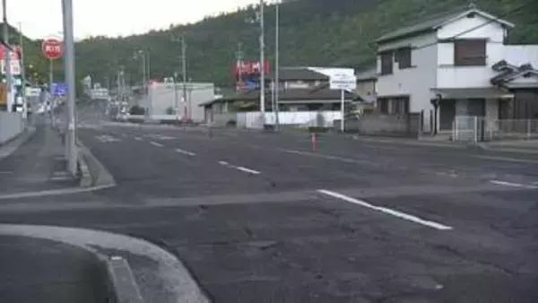 事故の衝撃で大破したフロントガラス　女性が乗用車にはねられ死亡　過失運転傷害の疑いで乗用車の男を現行犯逮捕【香川】