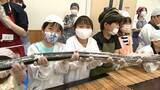 「小学生が長さ10メートルを超えるロングノリ巻きづくりに挑戦　養殖ノリの生産量全国8位の香川県を誇りに」の画像1
