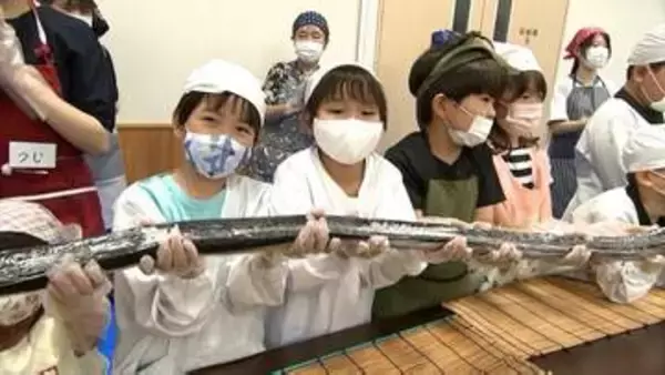 小学生が長さ10メートルを超えるロングノリ巻きづくりに挑戦　養殖ノリの生産量全国8位の香川県を誇りに