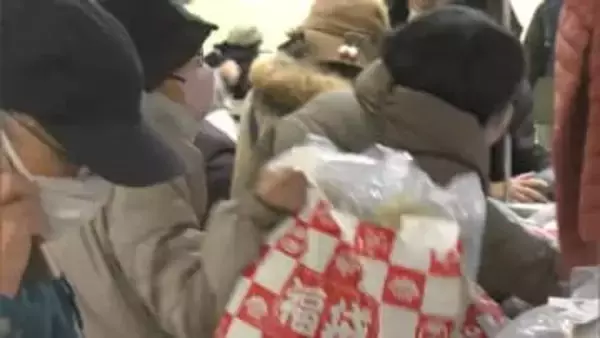 百貨店で新春の初売り・福袋を求めて客が列　備中神楽も披露