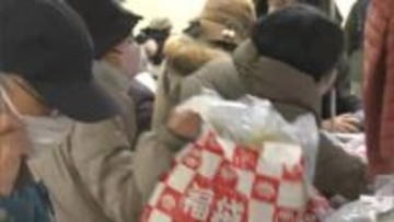 百貨店で新春の初売り・福袋を求めて客が列　備中神楽も披露