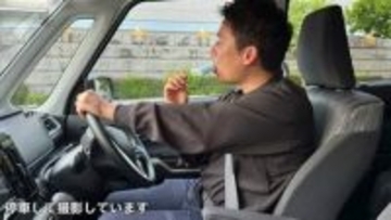 アイスキャンディ―を食べながら車を運転したら交通違反？警察に聞いてみたら...