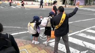 「手を上げて、右左見て渡りましょう」小学校の新1年生の通学を市長ら約50人が見守る【岡山・高梁市】