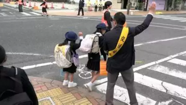 「手を上げて、右左見て渡りましょう」小学校の新1年生の通学を市長ら約50人が見守る【岡山・高梁市】