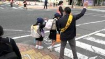 「手を上げて、右左見て渡りましょう」小学校の新1年生の通学を市長ら約50人が見守る【岡山・高梁市】