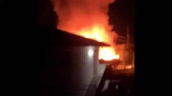 焼け跡から性別不明の1人の遺体「バンバンという音がして音のするほうを見ると炎があがっていた」と通報　木造住宅や物置など4棟が全焼　一人暮らしの男性（61）と連絡がとれず安否確認中【岡山・浅口市】