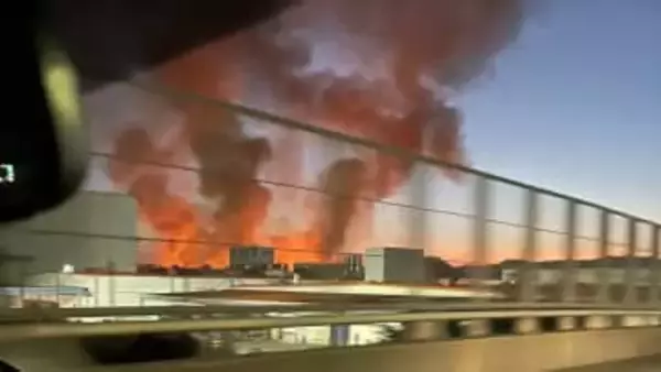 「河川敷が燃えている」高梁川河川敷で広範囲にわたる枯れ草火災　2時間経った現在も消火活動中「新総社大橋」は通行止めに【17日午後7時30分現在　岡山】