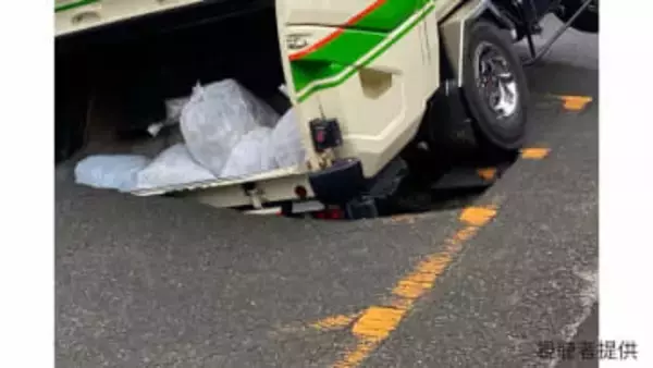 【続報】「道路下の防火水槽が老朽化か」直径2.8メートルの陥没穴にパッカー車がはまる【香川】