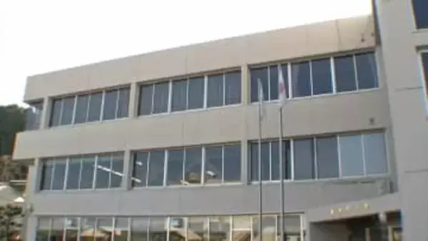 【速報】家畜用飼料を運搬中の大型トラックが標識柱に衝突して大破　トラック運転手の男性（62）が死亡【岡山・美咲町】