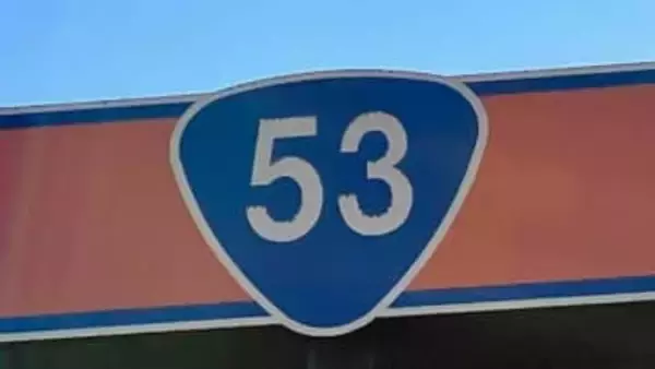 国道53号（下り）で乗用車の自損事故　現場は片側交互通行【岡山・北区】