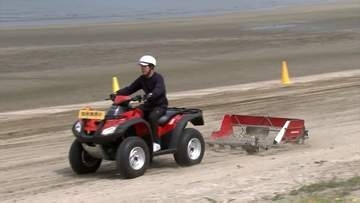 観音寺市の海水浴場で砂浜を走るのに適した「全地形対応車」を使い清掃活動　香川県ホンダ会