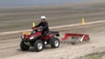 観音寺市の海水浴場で砂浜を走るのに適した「全地形対応車」を使い清掃活動　香川県ホンダ会