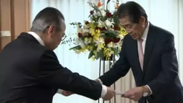 衆院選　岡山県内の小選挙区で当選した4人に当選証書　逢沢一郎氏「責任の大きさ、県民の期待に応えていかなければならない」