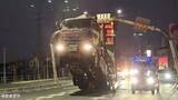 「【宙に浮くダンプ】荷台が道路標識に衝突　ダンプカーが荷台を上げたまま走行か【岡山】」の画像1