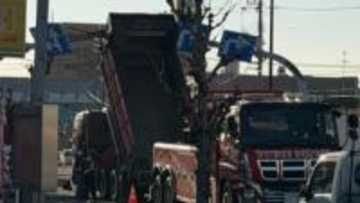 【速報】「ダンプが鉄柱にあたった」ダンプカーの荷台が道路標識に衝突　荷台を上げたまま走行したか【15日午前8時40分現在】