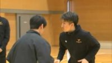 中学校にバスケットボールを贈り生徒に直接指導　「香川ファイブアローズ」と地元企業【香川】