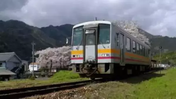 【続報】津山市のJR因美線で列車が人と接触　男性（54）が死亡　急ブレーキ間に合わず【岡山】