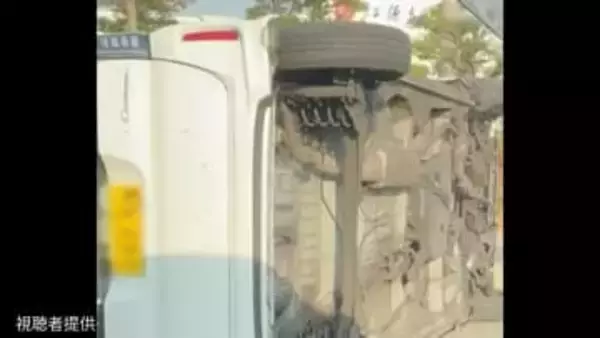 【国道30号】軽乗用車が横転　現場付近が500メートルの渋滞【岡山】