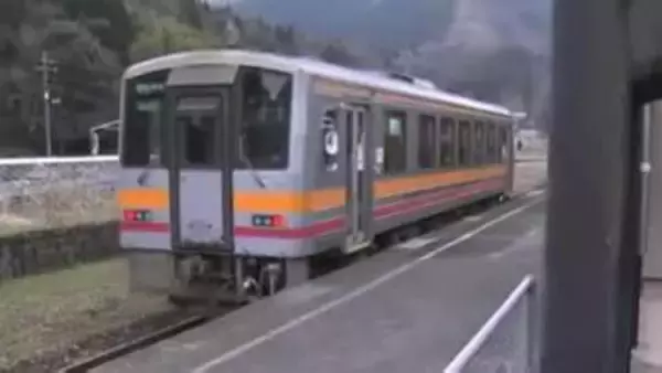 JR芸備線の矢神駅で踏切設備を確認　一部列車に約２０分の遅れ