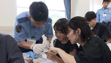 家族の前で指紋採取も　警察学校で初任科生の「授業参観」【岡山】