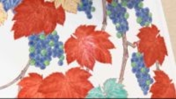 有田焼の十五代酒井田柿右衛門さんの個展　乳白色の素地に葡萄や椿などが鮮やかに絵付け【香川】