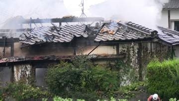 津山市で建物火災　男性（74）を救急搬送　煙を吸ったか　約1時間後に鎮火【岡山】