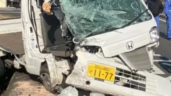 県道で軽トラックと軽乗用車が衝突し3人が死傷　現場は見通しのよい緩やかなカーブ（現場画像4枚）　【岡山】