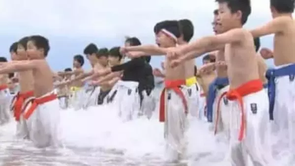 【空手の寒稽古】冷たい海に入り“正拳突き”　4歳から50代まで80人が参加　「精神が鍛えられるかな」【岡山】