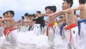 空手の寒稽古で海に入り正拳突き「精神が鍛えられるかな」4歳から50代まで80人が参加【岡山】