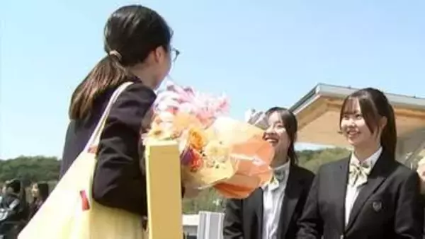 小豆島に別れの春…島を離れる教員を生徒たちが港で見送り「ありがとう、また会いましょう」【香川】